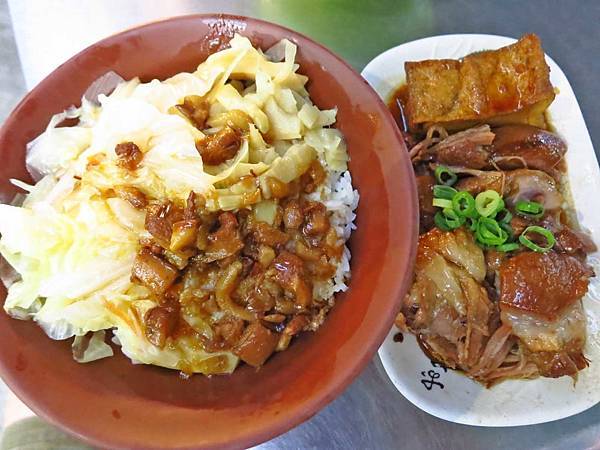 【三重美食】71巷口腿庫焢肉飯-好吃的巷子口腿庫飯