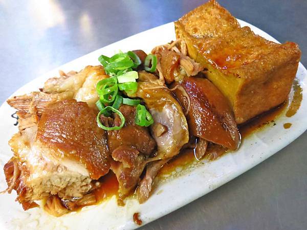 【三重美食】71巷口腿庫焢肉飯-好吃的巷子口腿庫飯