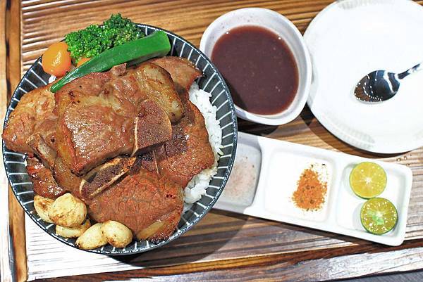 【桃園餐廳】開丼 燒肉vs丼飯-主菜滿到爆出來的超邪惡丼飯