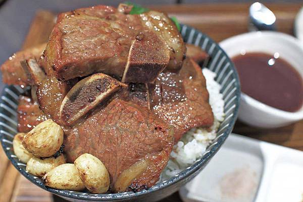 【桃園餐廳】開丼 燒肉vs丼飯-主菜滿到爆出來的超邪惡丼飯