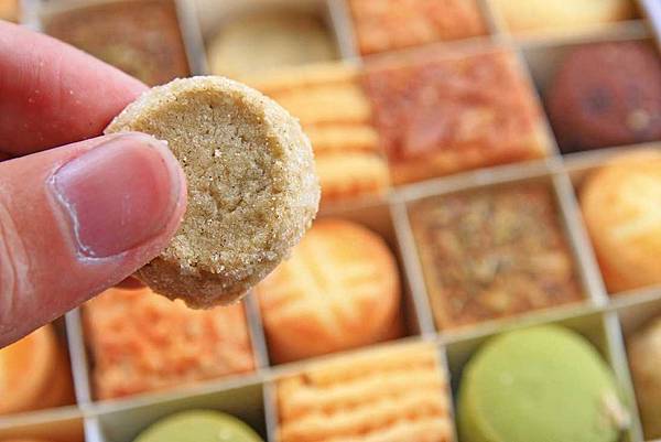 【出遊最佳伴手禮美食】iCookie私房手作-綜合小品禮盒(夏戀)-25宮格10多種口味餅乾
