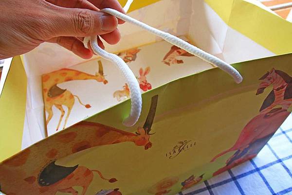 【伴手禮美食】伊莎貝爾彌月-堤姆小羊誕生故事單層盒&千層蛋糕-精緻可愛的伴手禮禮盒