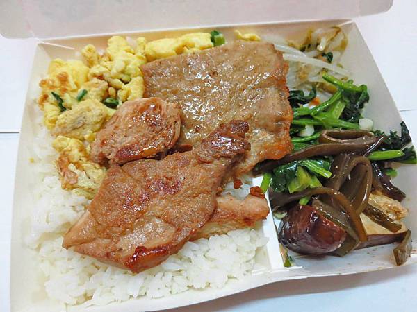 【新莊美食】台北一品炸雞便當-55元就能吃到雙主菜便當 【新莊美食】台北一品炸雞便當-55元就能吃到雙主菜便當