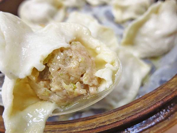 【台北美食】福大山東蒸餃大王-捷運中山站的爆漿美食