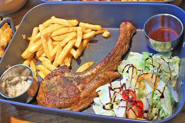 【中和餐廳】Mastro Cafe-超級巨無霸份量的戰斧豬排