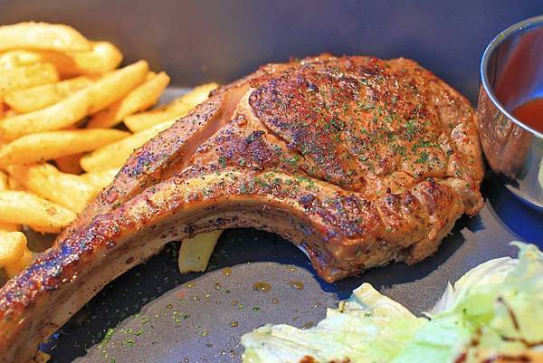 【中和餐廳】Mastro Cafe-超級巨無霸份量的戰斧豬排