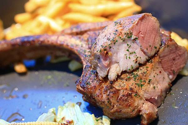 【中和餐廳】Mastro Cafe-超級巨無霸份量的戰斧豬排