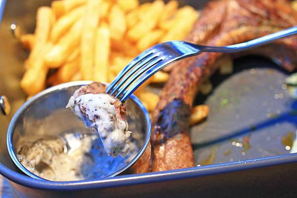 【中和餐廳】Mastro Cafe-超級巨無霸份量的戰斧豬排