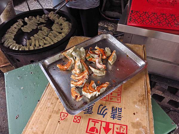 【台中美食】富台鍋貼-沒有明顯招牌卻有超便宜價格的3元鍋貼