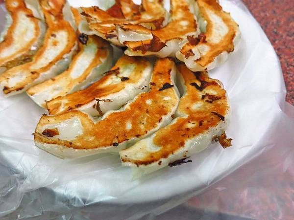 【台中美食】富台鍋貼-沒有明顯招牌卻有超便宜價格的3元鍋貼