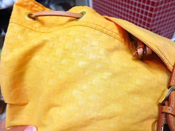 WaWa專業洗鞋洗包洗帽館-讓你的包包煥然一新，有如剛買一樣漂亮-免費到府收送