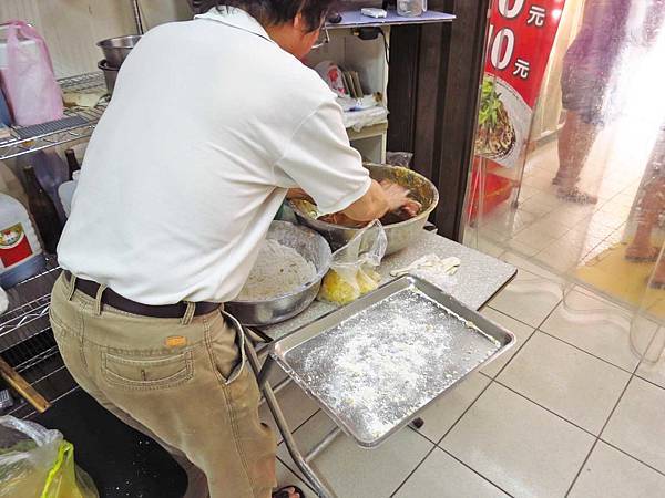 【三重美食】曾媽媽酸菜排骨飯-在地人極力推薦的超大塊排骨飯