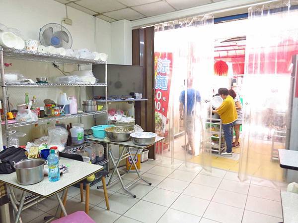 【三重美食】曾媽媽酸菜排骨飯-在地人極力推薦的超大塊排骨飯