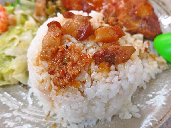 【三重美食】曾媽媽酸菜排骨飯-在地人極力推薦的超大塊排骨飯