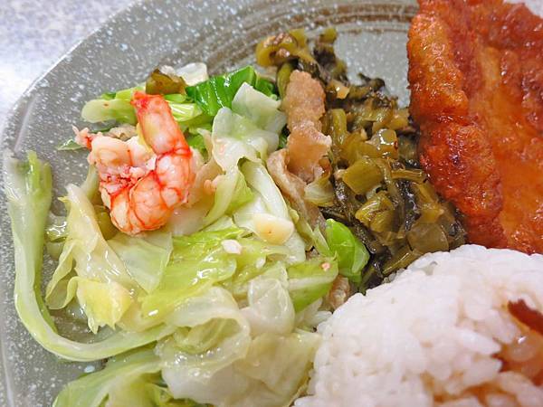 【三重美食】曾媽媽酸菜排骨飯-在地人極力推薦的超大塊排骨飯