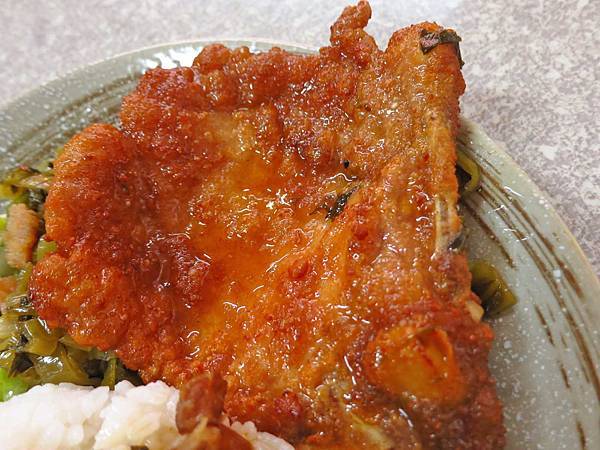 【三重美食】曾媽媽酸菜排骨飯-在地人極力推薦的超大塊排骨飯