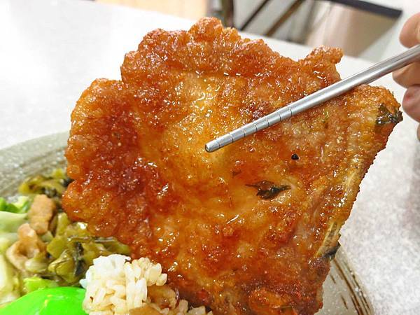 【三重美食】曾媽媽酸菜排骨飯-在地人極力推薦的超大塊排骨飯