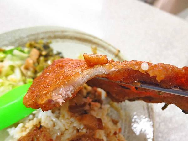 【三重美食】曾媽媽酸菜排骨飯-在地人極力推薦的超大塊排骨飯