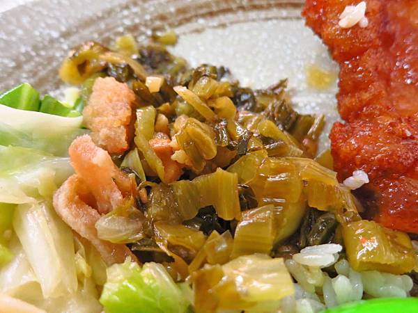 【三重美食】曾媽媽酸菜排骨飯-在地人極力推薦的超大塊排骨飯