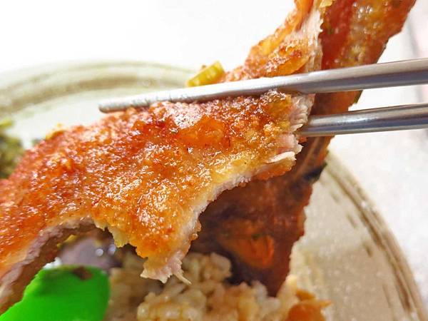 【三重美食】曾媽媽酸菜排骨飯-在地人極力推薦的超大塊排骨飯