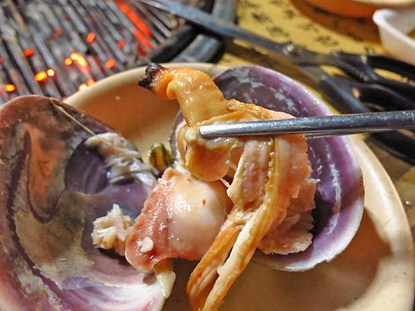 【韓國美食】貝殼倉庫조개창고-活生生比手還要大的海鮮吃到飽