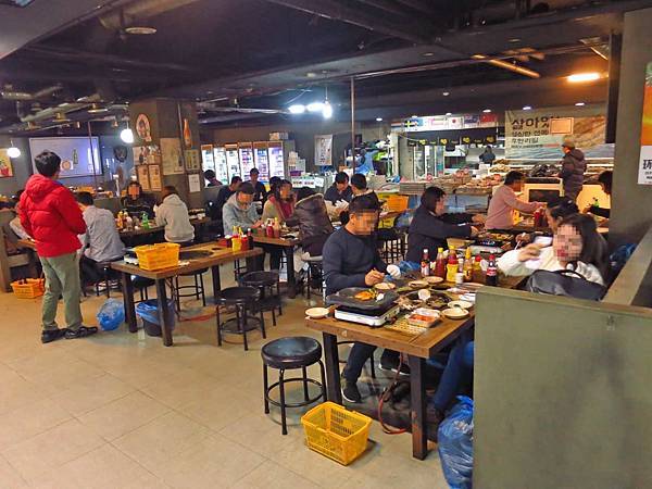 【韓國美食】貝殼倉庫조개창고-活生生比手還要大的海鮮吃到飽