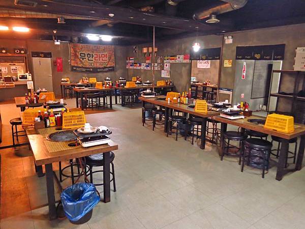 【韓國美食】貝殼倉庫조개창고-活生生比手還要大的海鮮吃到飽