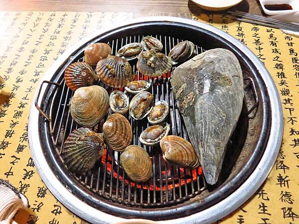 【韓國美食】貝殼倉庫조개창고-活生生比手還要大的海鮮吃到飽