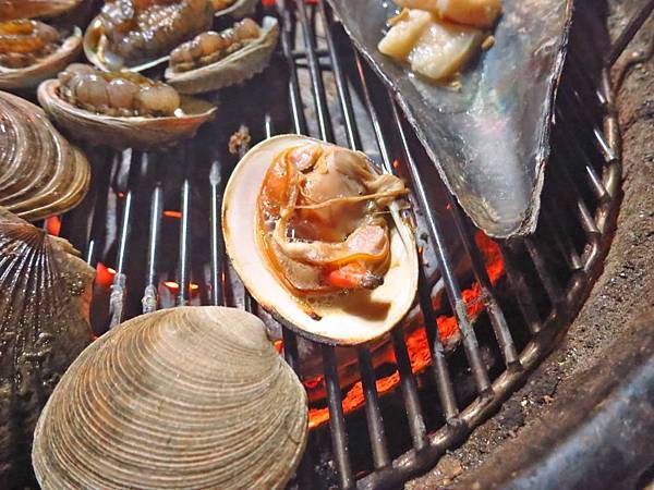 【韓國美食】貝殼倉庫조개창고-活生生比手還要大的海鮮吃到飽