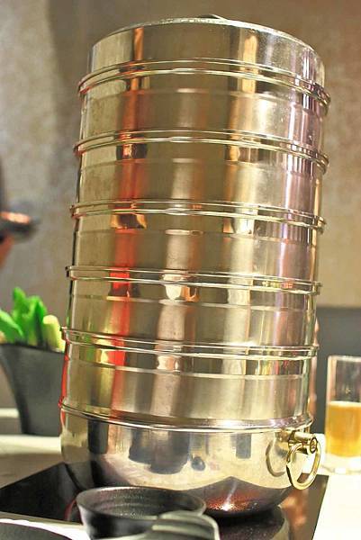 【蘆洲餐廳】恩家寶精緻鍋物-巨無霸加拿大直送龍蝦與創意冰火鍋