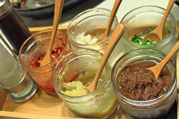 【蘆洲餐廳】恩家寶精緻鍋物-巨無霸加拿大直送龍蝦與創意冰火鍋