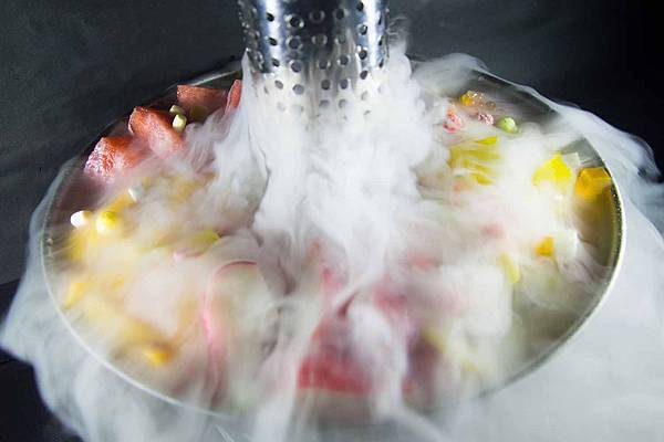 【蘆洲餐廳】恩家寶精緻鍋物-巨無霸加拿大直送龍蝦與創意冰火鍋