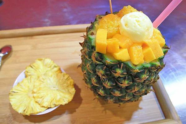 【蘆洲美食】古早味旺來冰店-用整顆鳳梨製作的超豪華鳳梨冰