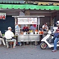 【台北美食】大龍街炸蛋餅-帶有九層塔香的手工蛋餅