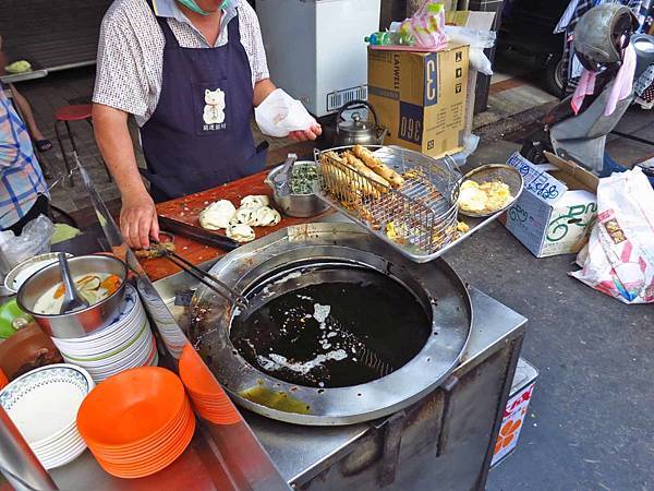 【台北美食】大龍街炸蛋餅-帶有九層塔香的手工蛋餅
