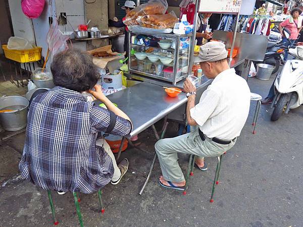 【台北美食】大龍街炸蛋餅-帶有九層塔香的手工蛋餅