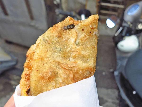 【台北美食】大龍街炸蛋餅-帶有九層塔香的手工蛋餅