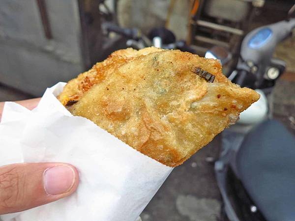 【台北美食】大龍街炸蛋餅-帶有九層塔香的手工蛋餅