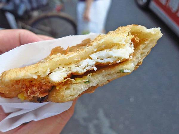 【台北美食】大龍街炸蛋餅-帶有九層塔香的手工蛋餅