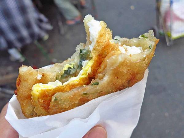 【台北美食】大龍街炸蛋餅-帶有九層塔香的手工蛋餅