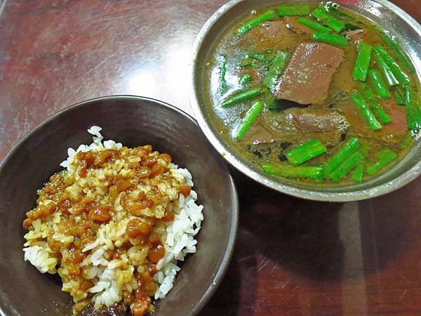 【台北美食】小楊豬血湯-便宜又好吃的20元咖哩魯肉飯