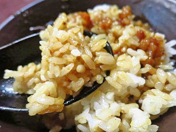 【台北美食】小楊豬血湯-便宜又好吃的20元咖哩魯肉飯