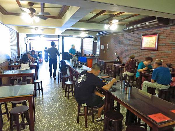 【台北美食】小楊豬血湯-便宜又好吃的20元咖哩魯肉飯