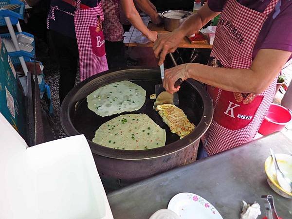 【台南美食】阿公阿婆蛋餅-粉漿做的超人氣排隊手工蛋餅美食