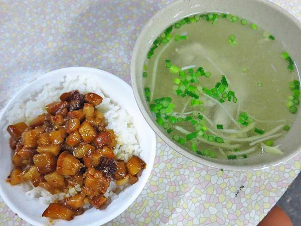 【台南美食】國榮肉燥飯-ＣＰ值爆表！15元肉燥飯30元魚肉湯