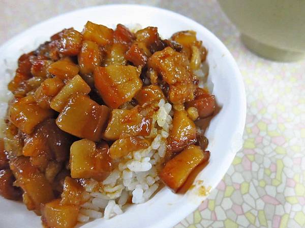 【台南美食】國榮肉燥飯-CP值爆表!15元肉燥飯30元魚肉湯 【台南美食】國榮肉燥飯-CP值爆表!15元肉燥飯30元魚肉湯