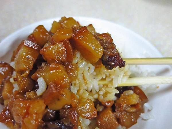 【台南美食】國榮肉燥飯-ＣＰ值爆表！15元肉燥飯30元魚肉湯