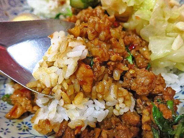 【桃園餐廳】徊香美食小館-吃了會令人回味的打拋豬飯