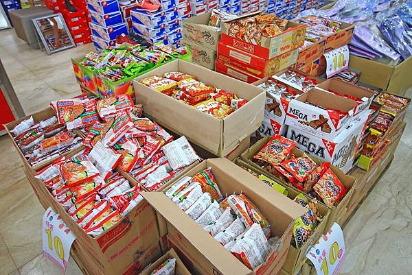 【異國食品展特賣會１０元起！】現場高達１００種以上的異國泡麵、飲料、餅乾、酒類等商品，通通任你挑任你選，還有3M專利涼衣感、知名品牌運動鞋大特價，許願聯合特賣會，數量有限要買要快～！