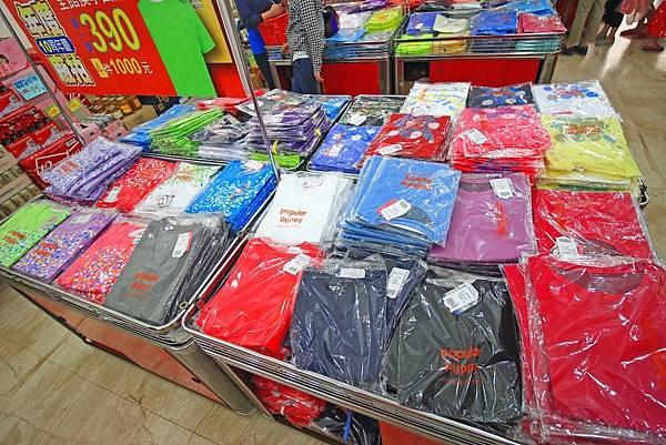 【異國食品展特賣會１０元起！】現場高達１００種以上的異國泡麵、飲料、餅乾、酒類等商品，通通任你挑任你選，還有3M專利涼衣感、知名品牌運動鞋大特價，許願聯合特賣會，數量有限要買要快～！